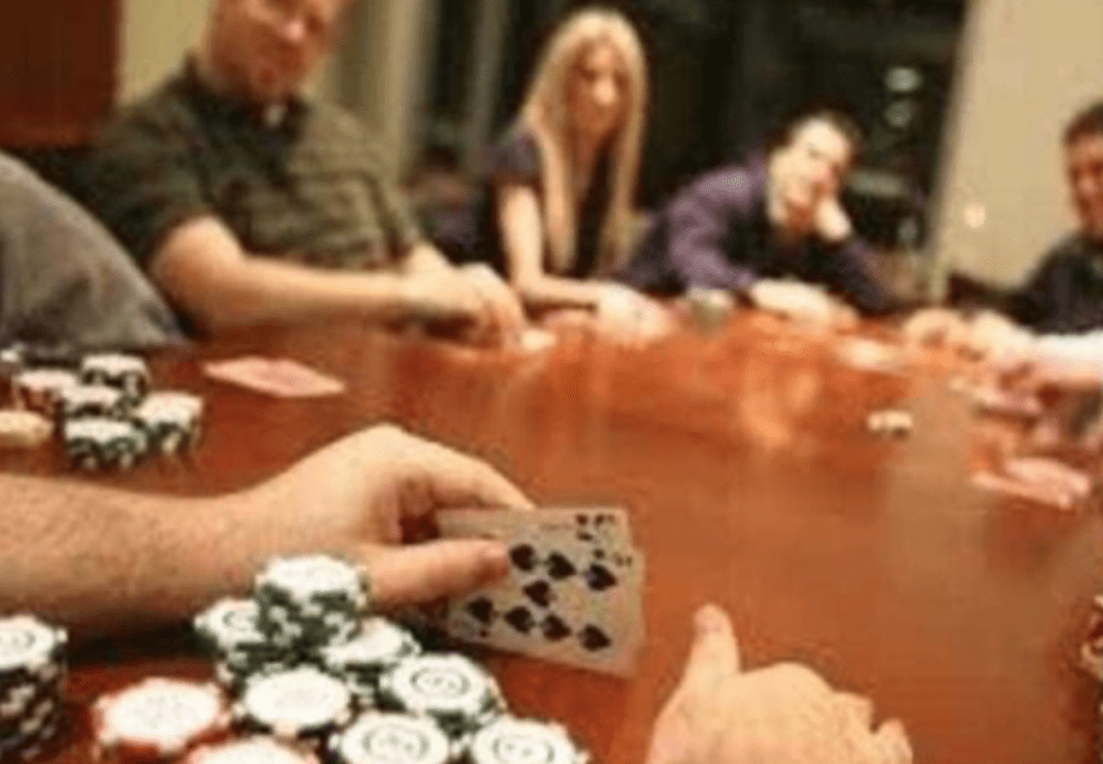 Poker là gì? Chia sẻ nguồn gốc của game chơi bài này